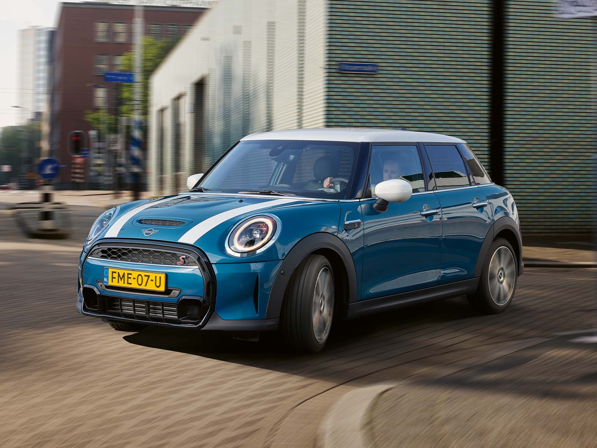 MINI Hatch 5 portes – bleu et blanc – tenue en virage
